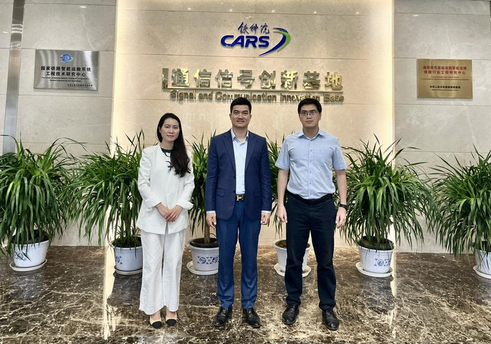 Đoàn công tác UTH tham quan Trung tâm phát triển thông tin tín hiệu, Học Viện kỹ thuật đường sắt Trung Quốc. uth4.giaoduc.net.vn.jpg