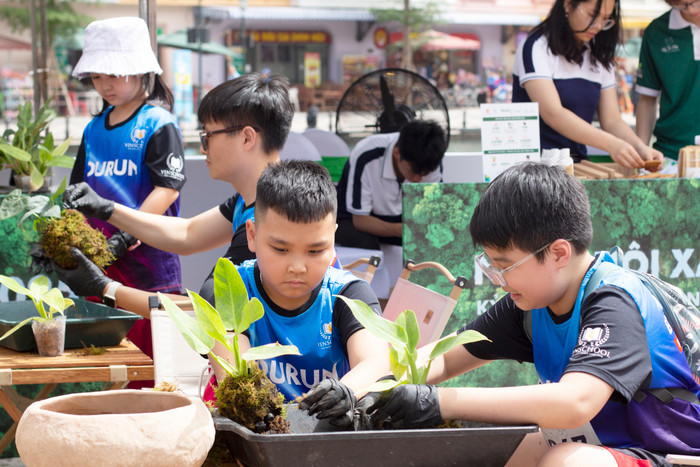 Trẻ em học thêm nhiều kỹ năng sống bổ ích về chăm sóc và bảo vệ môi trường. 10.jpg