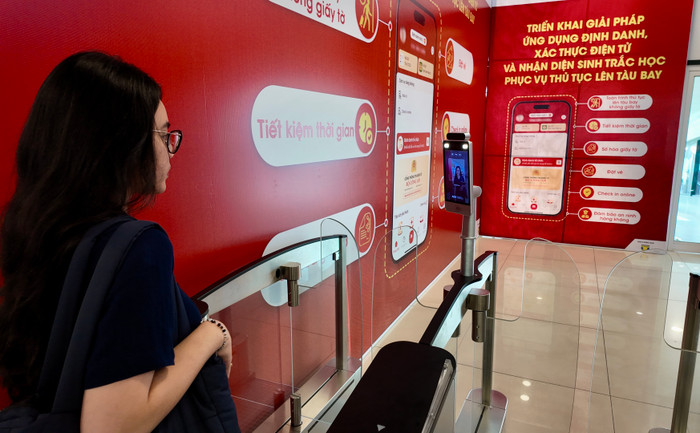 Hành khách làm thủ tục tại cửa ra máy bay.JPG