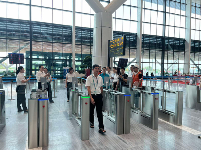 Hành khách làm thủ tục tại cửa an ninh, sân bay T3 Tân Sơn Nhất.jpg