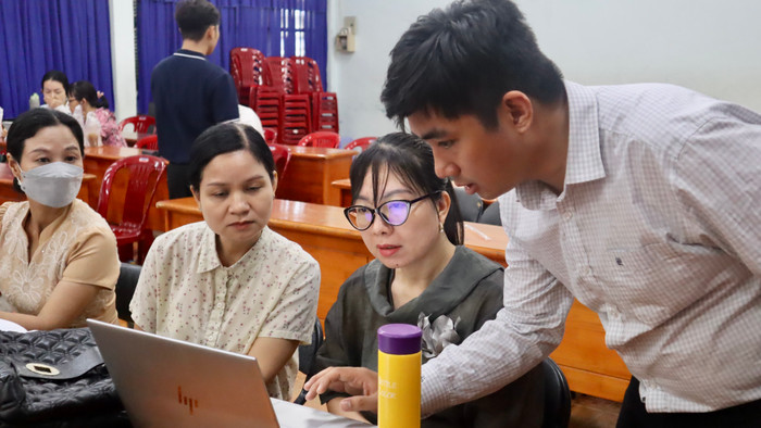 Các thầy, cô giáo thao tác thực hành ứng dụng AI. IMG_4556.jpg