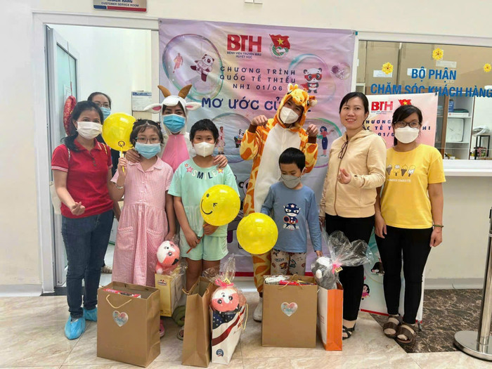 Cô Diễn đến thăm nom, động viên, an ủi những em nhỏ đang ngày đêm chống chọi với bệnh tật. codien3.giaoduc.net.vn.jpg