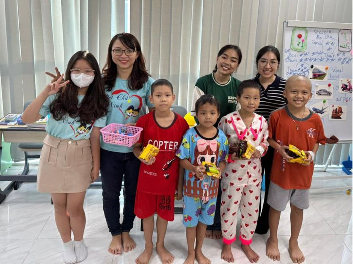 Cô Ngọc (thứ hai từ trái qua) cùng các thành viên trong Câu lạc bộ Nét chữ xinh tham gia dạy chữ cho các bé bệnh nhi. lop-hoc-vui-ve-1-1024x768.png