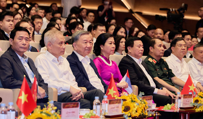 Tổng Bí Thư Tô Lâm cùng phu nhân tham dự chương trình. Tổng Bí thư Tô Lâm.jpg