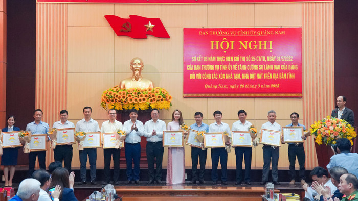 Đại diện Lãnh đạo THACO nhận bằng khen của Ủy ban Mặt trận Tổ quốc Việt Nam tỉnh Quảng Nam vì những đóng góp tích cực trong công tác xóa nhà tạm, nhà dột nát giai đoạn 2023 - 2025.