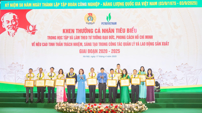 Tuyên dương khen thưởng các cá nhân tiêu biểu trong học tập và làm theo tư tưởng, đạo đức, phong cách Hồ Chí Minh. 3 (41).jpg