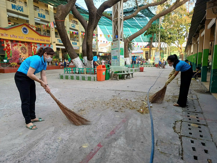 Cô Tuyết tham gia phong trào “Ngày Chủ nhật xanh”, cùng đồng nghiệp và học sinh thu gom rác, trồng cây xanh, cải tạo sân trường. Dọn vệ sinh trường học.jpg