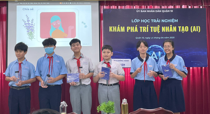 Các nhóm xuất sắc giành được phần thưởng cho phần trình bày về sản phẩm của mình. IMG_6563.jpg