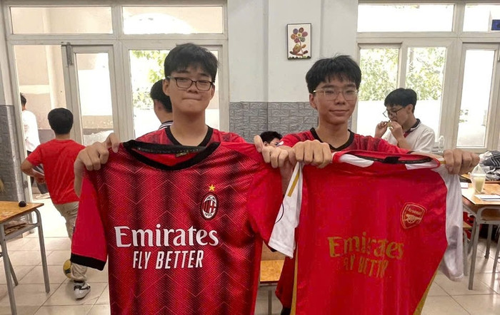 Lưu Tuấn Hưng (trái) - Học sinh Lớp 9A1 Trường Trung học cơ sở Lý Thánh Tông, Thành phố Hồ Chí Minh. tuan.giaoduc.net.vn.jpg