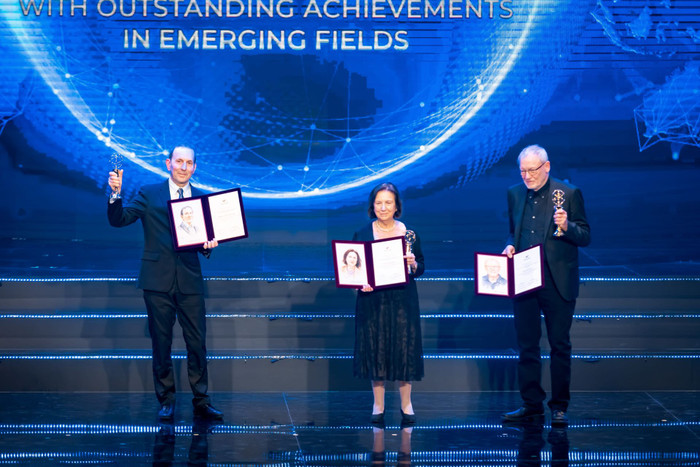 Các chủ nhân Giải thưởng Breakthrough 2025 nhận “Giải Đặc biệt VinFuture dành cho Nhà khoa học nghiên cứu các lĩnh vực mới” tại Lễ trao giải VinFuture năm 2023 (Ảnh: VinFuture Prize) Anh 2 (59).jpg