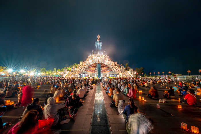 Lễ dâng đăng sẽ diễn ra vào tối 26/4 trên đỉnh núi Bà Đen. Ảnh: Minh Tú vesak-nui-ba-den-anh-minh-tu 3.jpg