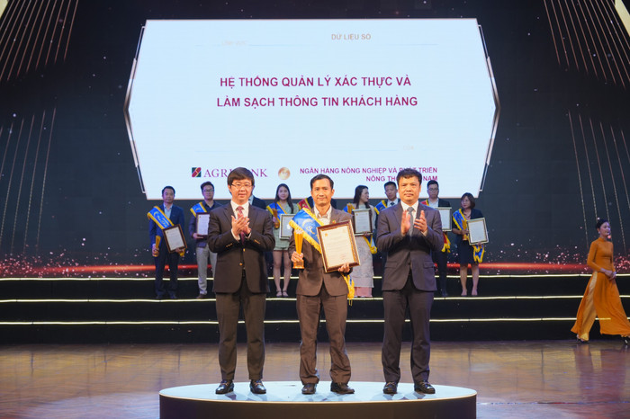 Đại diện Agribank nhận Giải thưởng Sao Khuê 2025 cho Hệ thống Quản lý xác thực và làm sạch thông tin khách hàng. 5.jpg