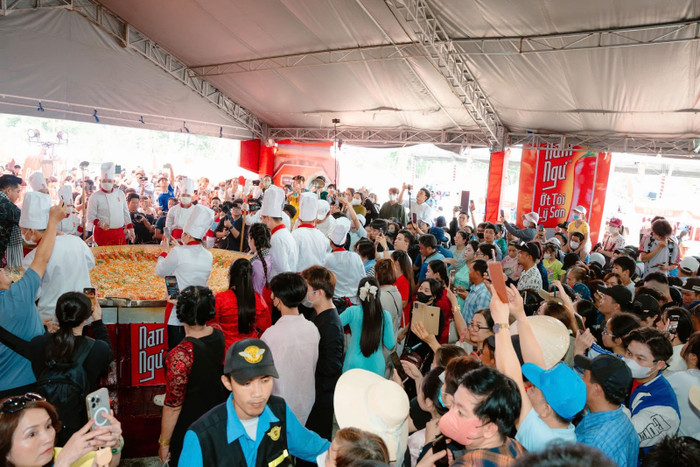 Không khí lễ hội rộn ràng thu hút bà con tham dự.
