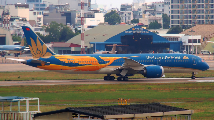 Hãng hàng không Quốc gia chính thức công bố chiếc máy bay Boeing 787 với thiết kế đặc biệt, mang hình ảnh chim Lạc – biểu tượng văn hóa thiêng liêng, gắn liền với cội nguồn dân tộc và khát vọng trường tồn của người. 1..jpg