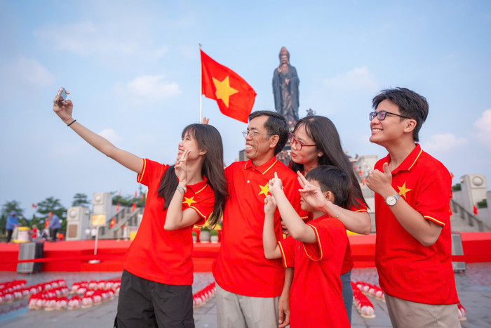 Du khách trong áo cờ đỏ sao vàng check-in tại núi Bà Đen, Tây Ninh. 3 (40).jpg