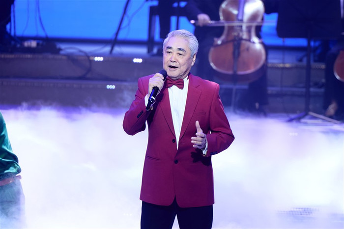 Nghệ sĩ nhân dân Quang Thọ vẫn khiến làm khán giả phải “nổi da gà” với giọng ca baritone trầm ấm, hào sảng. Chương trình nghệ thuật đặc biệt Đảng trong mùa xuân đại thắng (4).jpg