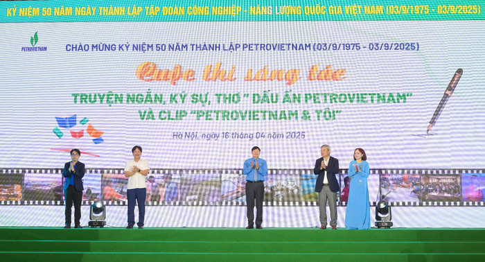 Lãnh đạo Tổng Liên đoàn Lao động Việt Nam, lãnh đạo Petrovietnam và các tổ chức đoàn thể phát động Cuộc thi sáng tác Truyện ngắn, Ký sự, Thơ “Dấu ấn Petrovietnam” và Cuộc thi Clip “Petrovietnam & Tôi”. 6 (13).jpg