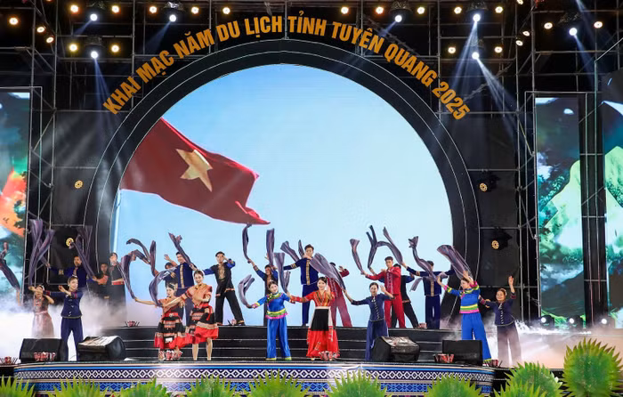 Màn trình diễn nghệ thuật tại Lễ khai mạc Năm Du lịch Tuyên Quang 2025.