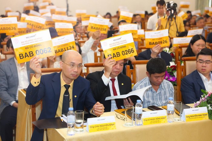 Cổ đông quan tâm đến định hướng phát triển của ngân hàng trong bối cảnh thị trường biến động. Cổ đông quan tâm đến định hướng phát triển của ngân hàng trong bối cảnh thị trường biến động.jpg