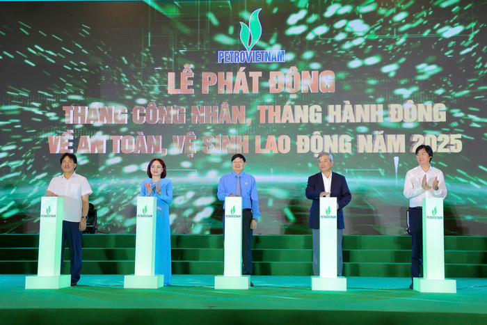 Các đại biểu thực hiện nghi thức phát động Tháng Công nhân và Tháng hành động về An toàn - Vệ sinh - Lao động năm 2025. 5 (20).jpg