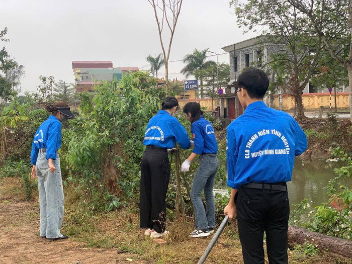 Các thành viên trong câu lạc bộ tham gia trồng cây xanh. Ảnh.3.jpg