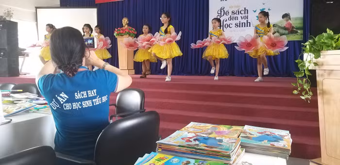 Văn nghệ ngày hội thảo dự án sách hay tại trường tiểu học Tân Thông, huyện Củ Chi, TPHCM.jpg