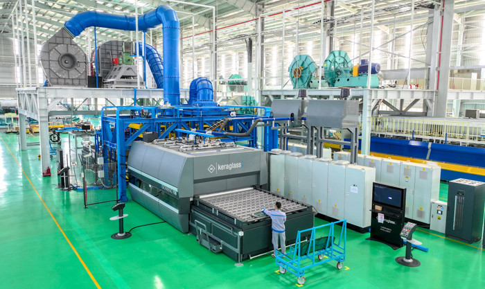 Lò cường lực kính lưng tại Nhà máy Sản xuất Kính ô tô cao cấp. Lò cường lực kính lưng tại Nhà máy Sản xuất Kính ô tô cao cấp.