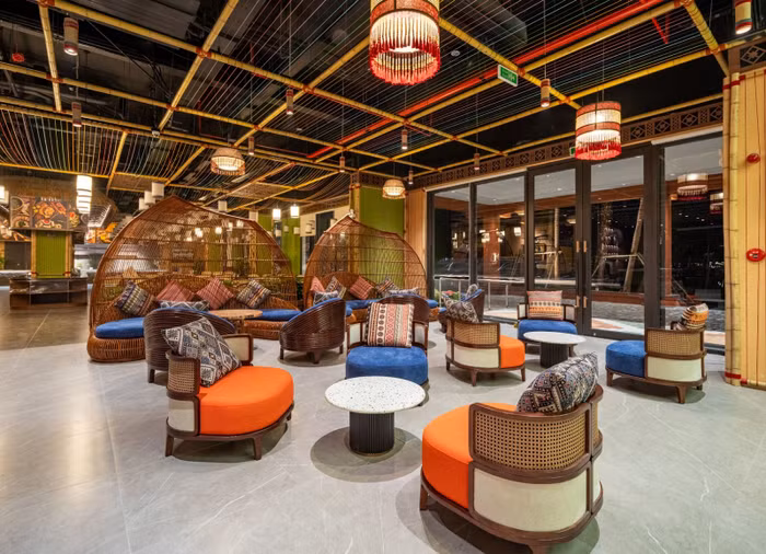 Ngôn ngữ kiến trúc lấy cảm hứng từ văn hóa vùng cao với họa tiết thổ cẩm xuyên suốt các không gian.