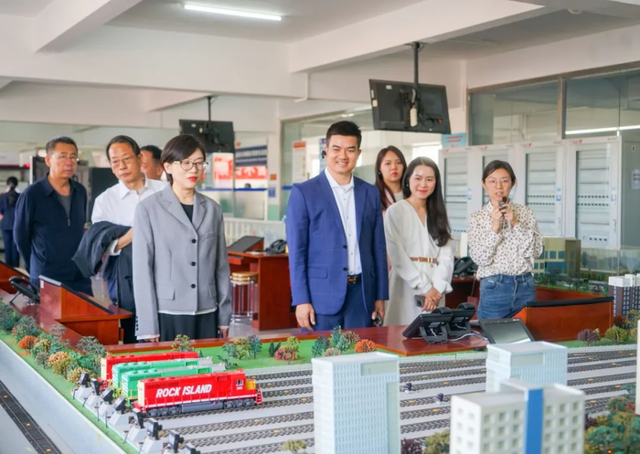 UTH tham quan cơ sở thí nghiệm và đào tạo tại Viện Công nghệ và kỹ thuật đường sắt Thiên Tân. uth6.giaoduc.net.vn.png