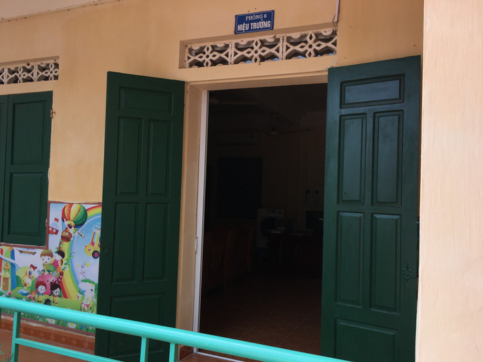 Phòng làm việc của bà Vũ Thị Ngân, Hiệu trưởng Trường Tiểu học Cộng Hiền rộng và hiện đại, có điều hòa, còn phòng học của học sinh thì không. Ảnh: Vũ Phương.