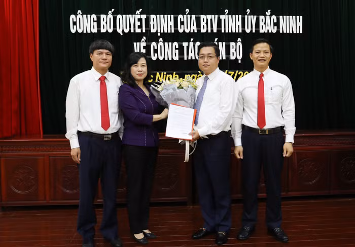 Sau hơn 10 ngày được chỉ định làm Bí thư thành ủy Bắc Ninh, ông Nguyễn Nhân Chinh nhận nhiệm vụ mới làm Phó Giám đốc Sở Lao động - Thương binh và Xã hội tỉnh Bắc Ninh. Ảnh: Tỉnh đoàn Bắc Ninh. Sau hơn 10 ngày được chỉ định làm Bí thư thành ủy Bắc Ninh, ông Nguyễn Nhân Chinh nhận nhiệm vụ mới làm Phó Giám đốc Sở Lao động - Thương binh và Xã hội tỉnh Bắc Ninh. Ảnh: Tỉnh đoàn Bắc Ninh.