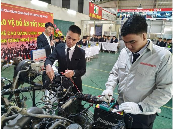 Sinh viên Khoa Công nghệ ô tô ra trường có việc làm ngay. Trong ảnh sinh viên đang bảo vệ đồ án tốt nghiệp. Ảnh: NVCC. Sinh viên Khoa Công nghệ ô tô ra trường có việc làm ngay. Trong ảnh sinh viên đang bảo vệ đồ án tốt nghiệp. Ảnh: NVCC.