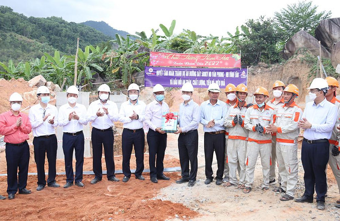 Đoàn công tác của EVN/EVNNPT tặng quà lực lượng thi công vị trí 130 Đường dây 500kV Vân Phong - Vĩnh Tân, dịp Tết Nguyên đán Nhâm Dần 2022 Đoàn công tác của EVN/EVNNPT tặng quà lực lượng thi công vị trí 130 Đường dây 500kV Vân Phong - Vĩnh Tân, dịp Tết Nguyên đán Nhâm Dần 2022