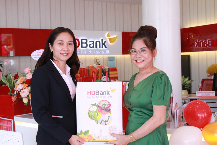 Trong không khí tưng bừng của lễ khai trương, HDBank Thuận An – Bình Dương cũng dành nhiều phần quà hấp dẫn cho khách hàng đến giao dịch cùng với nhiều chương trình khuyến mãi Trong không khí tưng bừng của lễ khai trương, HDBank Thuận An – Bình Dương cũng dành nhiều phần quà hấp dẫn cho khách hàng đến giao dịch cùng với nhiều chương trình khuyến mãi