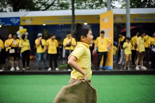 Khu trò chơi dân gian thu hút đông đảo người tham gia trải nghiệm