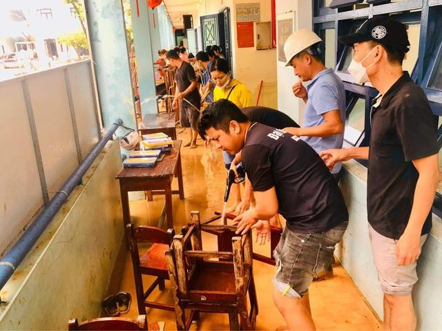 Cả thành phố Đà Nẵng chung tay dọn dẹp sau đợt mưa lũ lịch sử. Ảnh: VGP/Lưu Hương