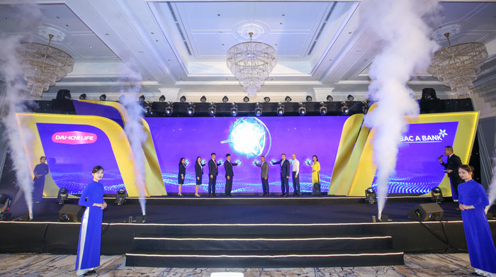 Khoảnh khắc đánh dấu sự hợp tác thành công, nâng tầm vị thế, hướng tới kế hoạch 5 năm tới giữa đại diện Ban Lãnh đạo hai bên Khoảnh khắc đánh dấu sự hợp tác thành công, nâng tầm vị thế, hướng tới kế hoạch 5 năm tới giữa đại diện Ban Lãnh đạo hai bên