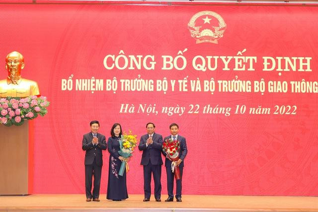 Thủ tướng Phạm Minh Chính và Phó Thủ tướng Thường trực Chính phủ Phạm Bình Minh tặng hoa hai tân Bộ trưởng. Ảnh: VGP/Nhật Bắc Thủ tướng Phạm Minh Chính và Phó Thủ tướng Thường trực Chính phủ Phạm Bình Minh tặng hoa hai tân Bộ trưởng. Ảnh: VGP/Nhật Bắc