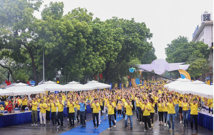 Cán bộ nhân viên, người thân, đối tác, khách hàng của PVcomBank chung sắc áo vàng, làm nên một hành trình mạnh mẽ quyết tâm trên cả nước Cán bộ nhân viên, người thân, đối tác, khách hàng của PVcomBank chung sắc áo vàng, làm nên một hành trình mạnh mẽ quyết tâm trên cả nước