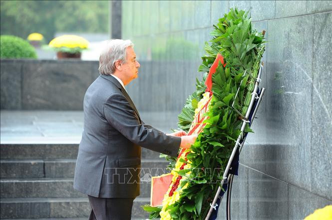 Tổng Thư ký Liên hợp quốc António Guterres đặt vòng hoa tại Lăng Chủ tịch Hồ Chí Minh. Ảnh: TTXVN Tổng Thư ký Liên hợp quốc António Guterres đặt vòng hoa tại Lăng Chủ tịch Hồ Chí Minh. Ảnh: TTXVN
