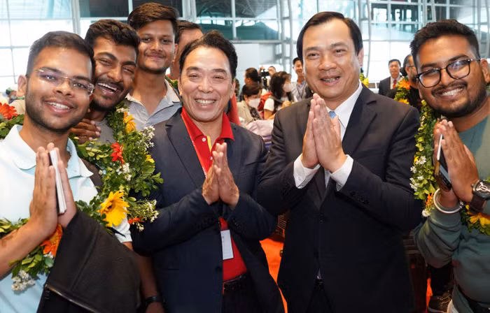 Tổng cục trưởng Tổng cục Du lịch Nguyễn Trùng Khánh (thứ 2 từ phải sang) và Thành viên HĐQT Vietjet Nguyễn Anh Tuấn (thứ 3 từ phải sang) tặng hoa chào mừng hành khách