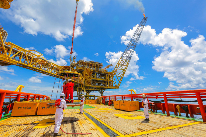 Người lao động Dầu khí trên các công trình biển