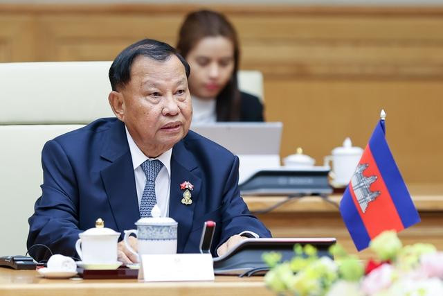 Chủ tịch Thượng viện Vương quốc Campuchia Samdech Say Chhum chúc mừng những thành tựu toàn diện mà Chính phủ và nhân dân Việt Nam, dưới sự lãnh đạo sáng suốt của Đảng Cộng sản Việt Nam, đã giành được thời gian qua. Ảnh: VGP/Nhật Bắc Chủ tịch Thượng viện Vương quốc Campuchia Samdech Say Chhum chúc mừng những thành tựu toàn diện mà Chính phủ và nhân dân Việt Nam, dưới sự lãnh đạo sáng suốt của Đảng Cộng sản Việt Nam, đã giành được thời gian qua. Ảnh: VGP/Nhật Bắc
