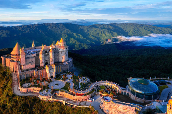 Lâu đài Mặt Trăng với vẻ đẹp như bước ra từ cổ tích tại Sun World Ba Na Hills. Lâu đài Mặt Trăng với vẻ đẹp như bước ra từ cổ tích tại Sun World Ba Na Hills.