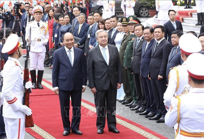 Chủ tịch nước Nguyễn Xuân Phúc với Tổng Thư ký Liên Hợp Quốc António Guterres tại lễ đón - Ảnh: Lâm Khánh/TTXVN Chủ tịch nước Nguyễn Xuân Phúc với Tổng Thư ký Liên Hợp Quốc António Guterres tại lễ đón - Ảnh: Lâm Khánh/TTXVN