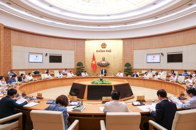 Thủ tướng yêu cầu tiếp tục kiểm soát chặt chẽ giá cả, nhất là mặt hàng thiết yếu như lương thực thực phẩm, xăng dầu trong những tháng cuối năm. Ảnh: VGP/Nhật Bắc Thủ tướng yêu cầu tiếp tục kiểm soát chặt chẽ giá cả, nhất là mặt hàng thiết yếu như lương thực thực phẩm, xăng dầu trong những tháng cuối năm. Ảnh: VGP/Nhật Bắc