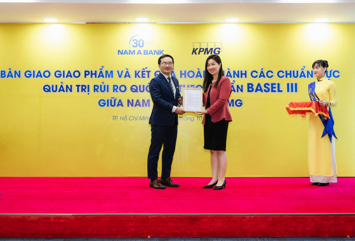 KPMG trao chứng nhận hoàn thành triển khai Basle III đến Nam A Bank. KPMG trao chứng nhận hoàn thành triển khai Basle III đến Nam A Bank.