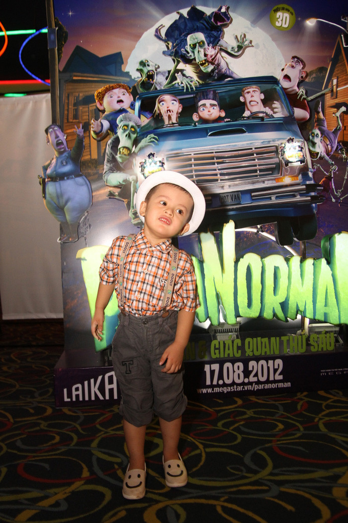 Nhí nhảnh chụp hình khi không có mẹ ở cạnh.