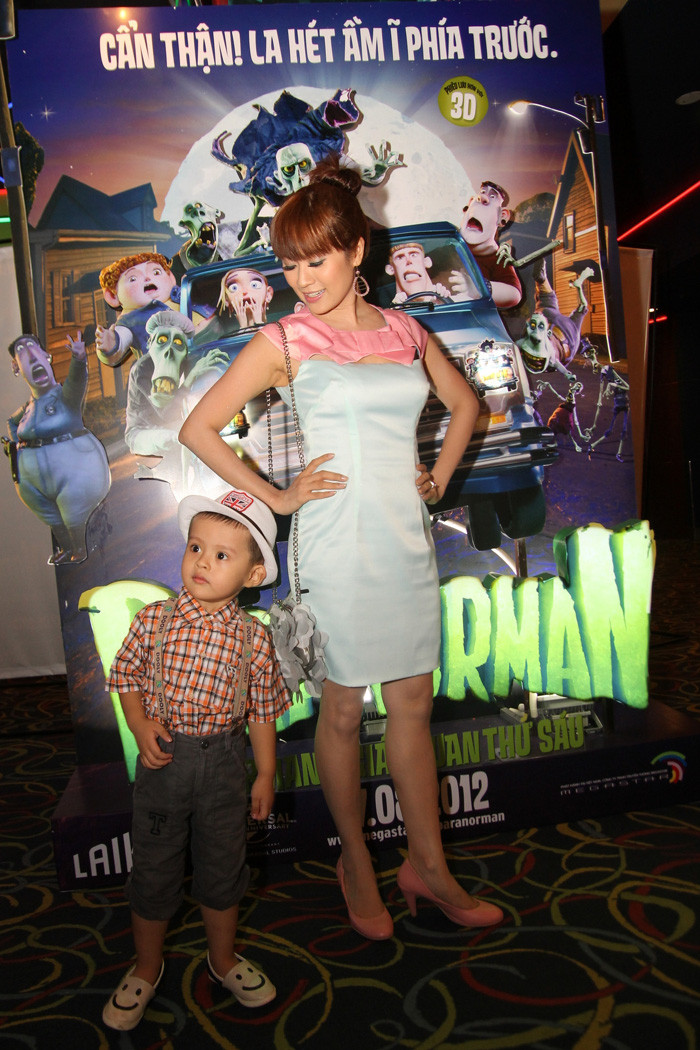 Hai mẹ con mỗi người một dáng