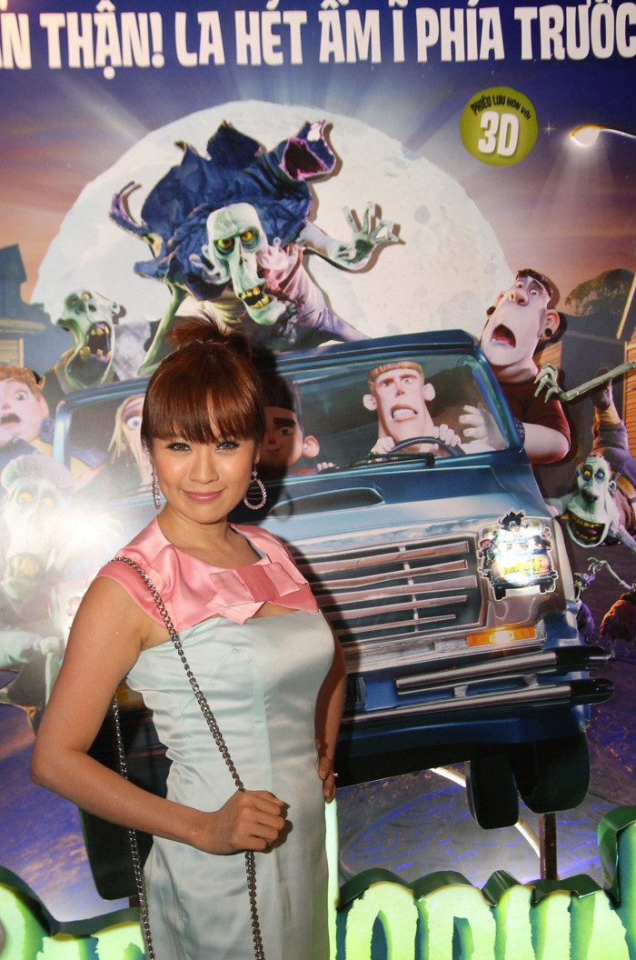 Diện một chiếc váy nhạt màu đơn giản, nhưng Thanh Thúy vẫn hết sức gợi cảm